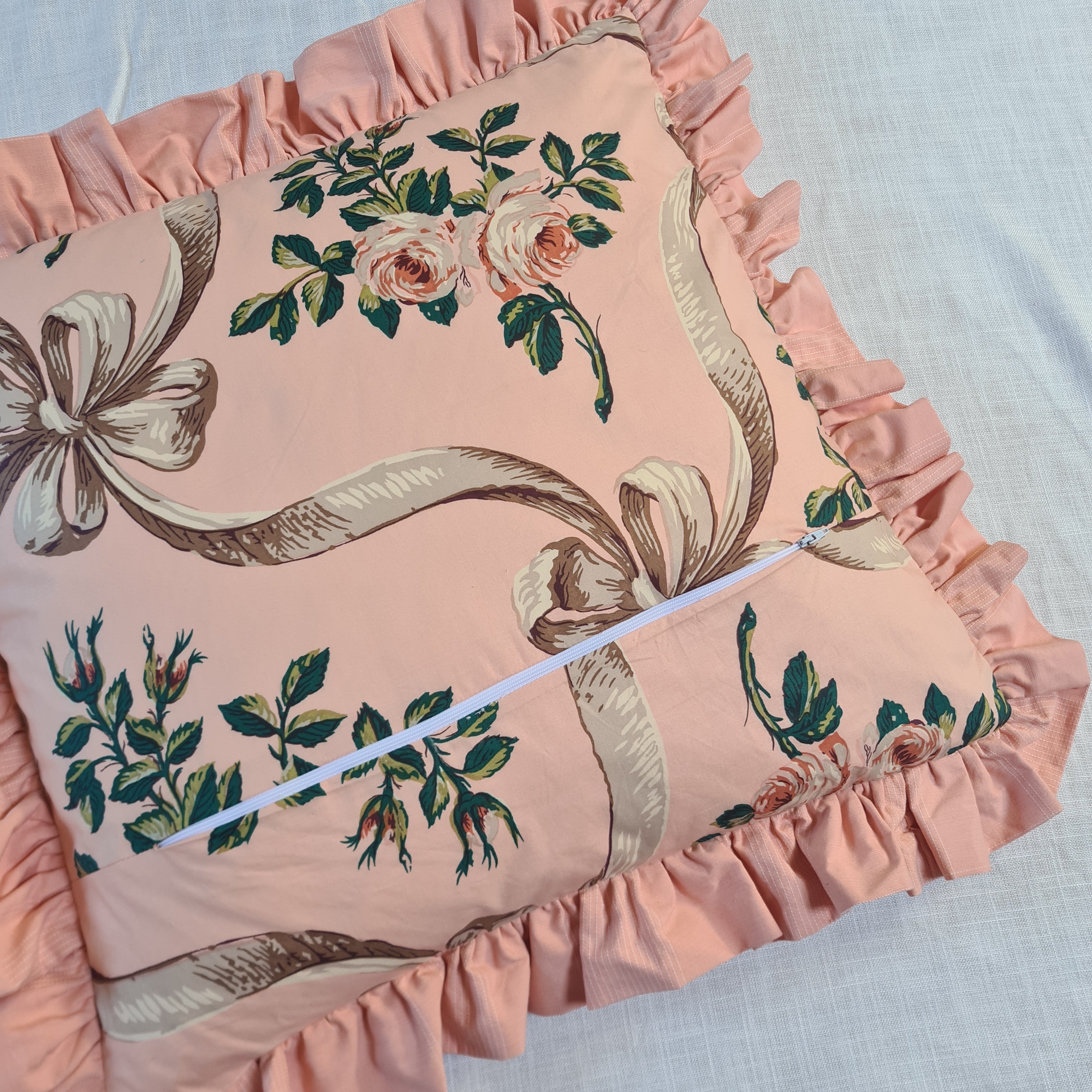 Bow Trellis Cushion